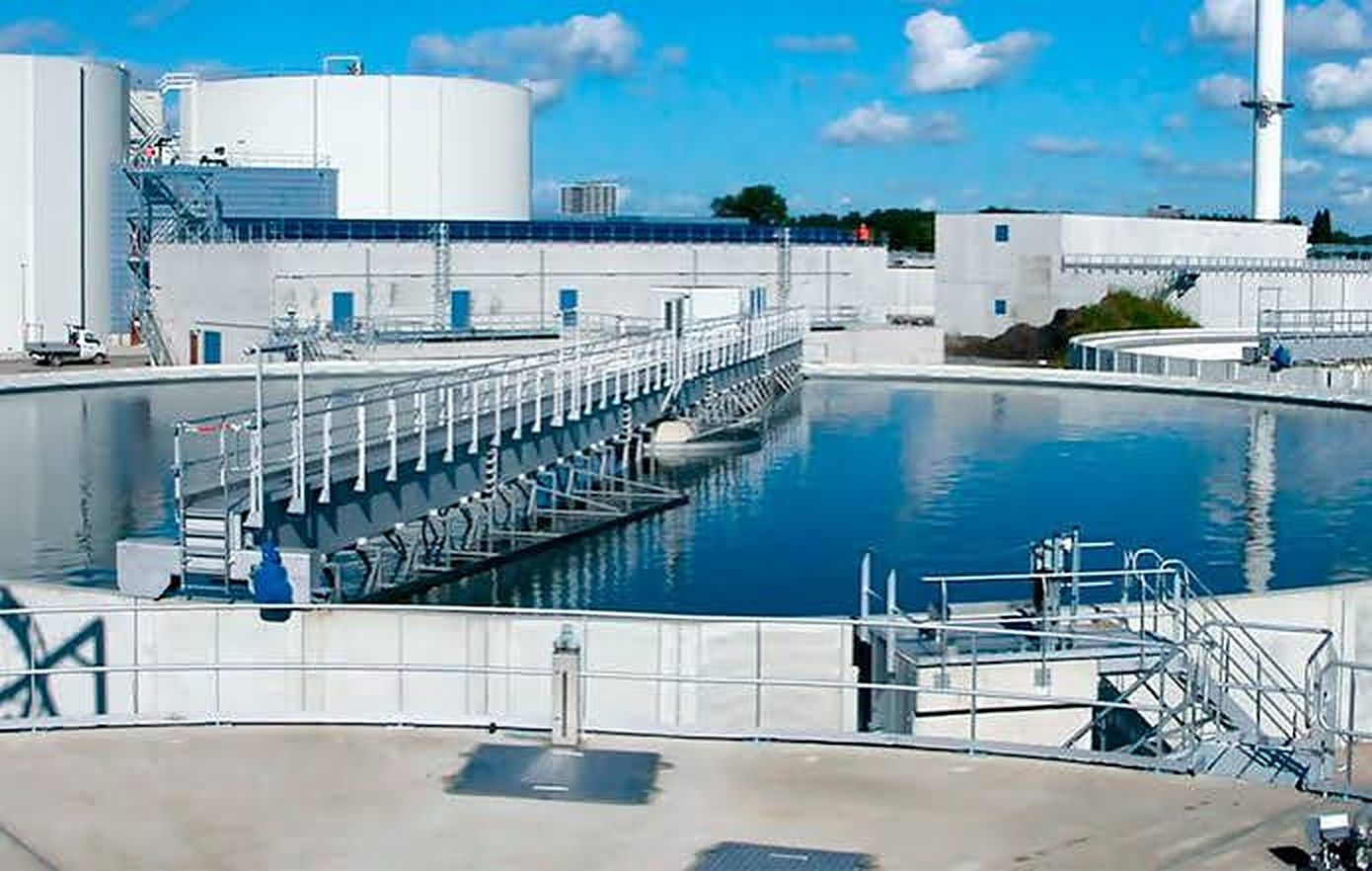 Decantador circular de una planta de tratamiento de agua potable con sus pasarelas de servicio